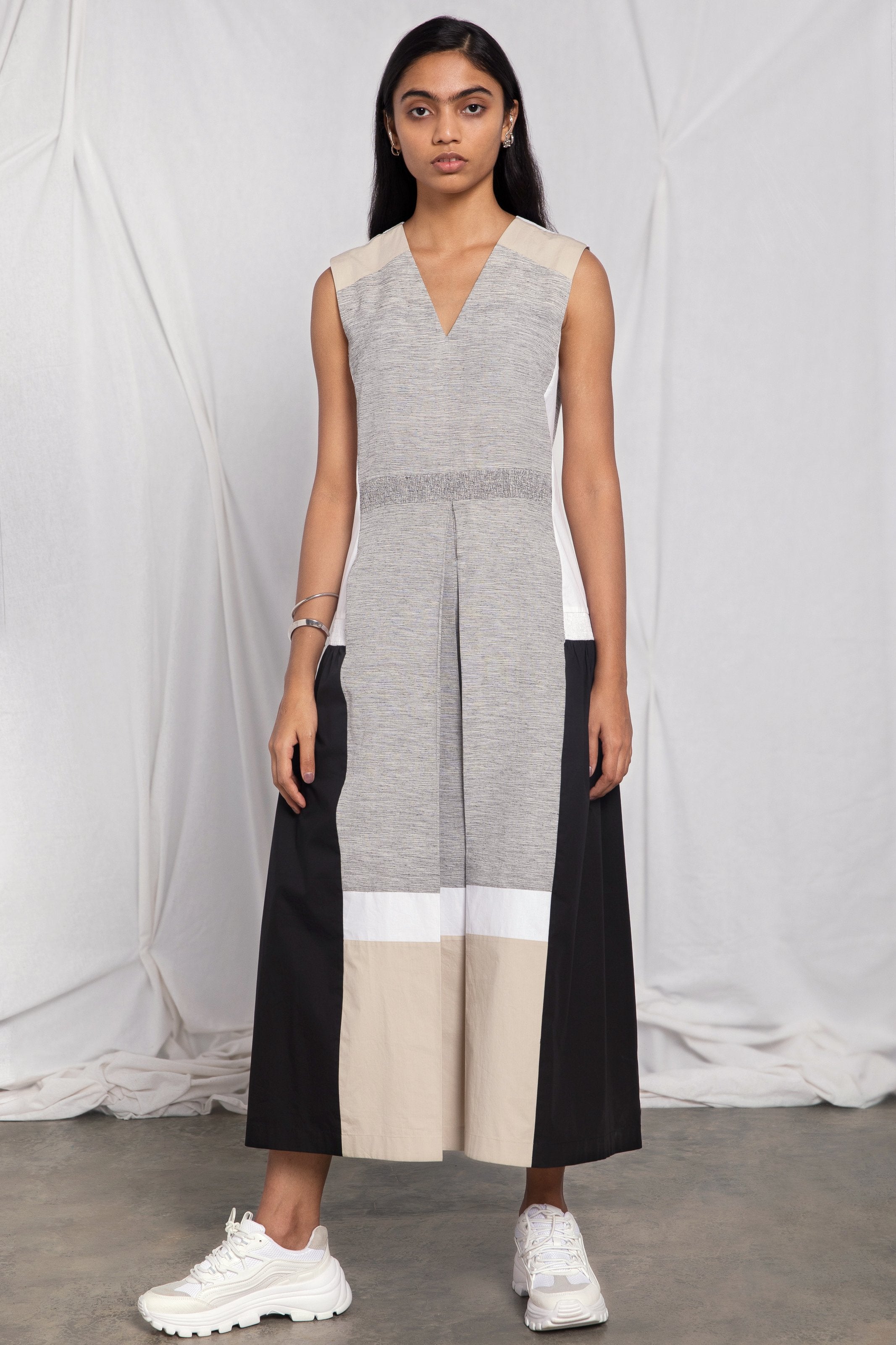 Sleeveless colour-blocked dress