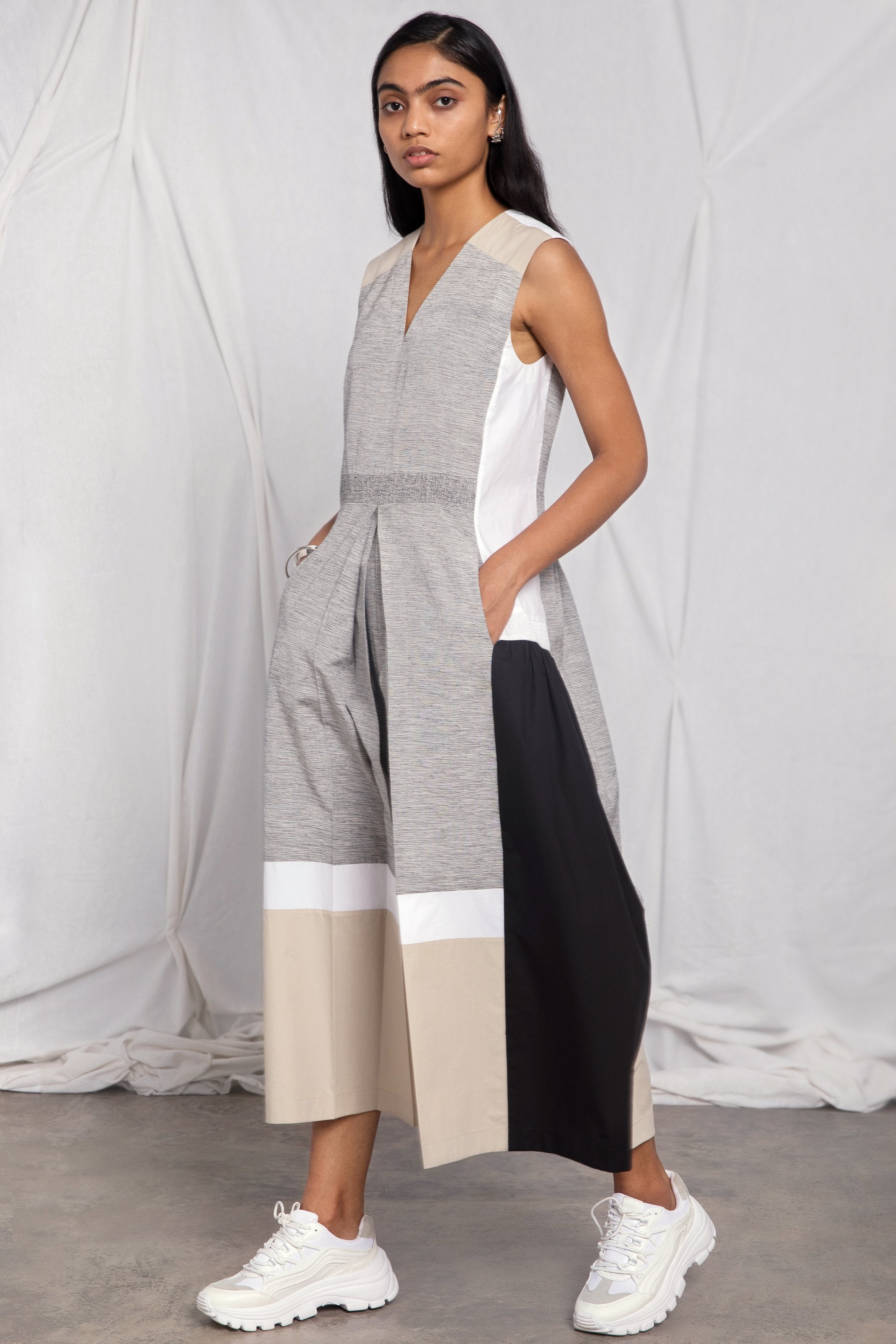 Sleeveless colour-blocked dress