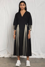 V-neck pleated dress with cuff binding