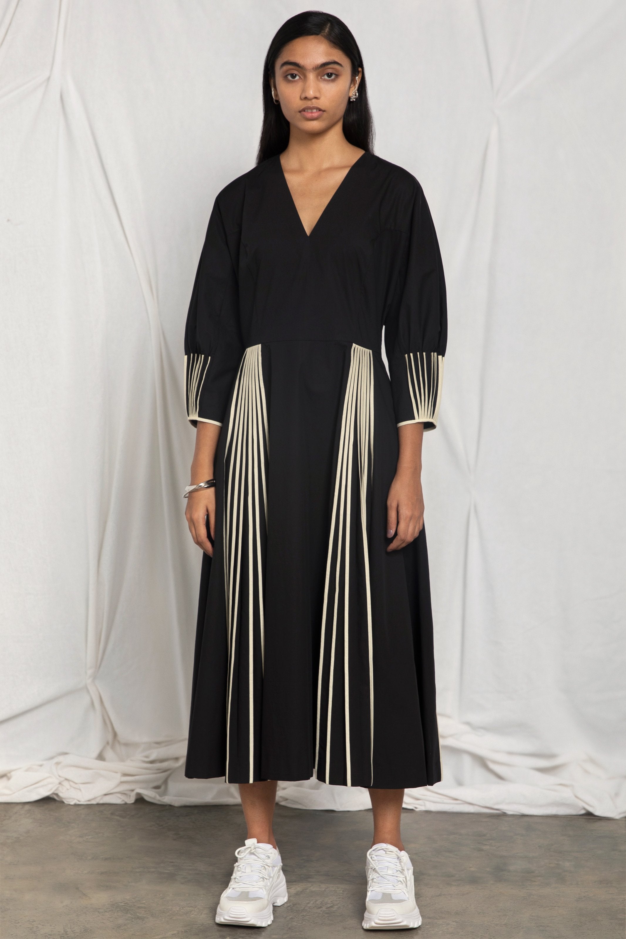 V-neck pleated dress with cuff binding