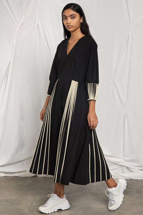 V-neck pleated dress with cuff binding