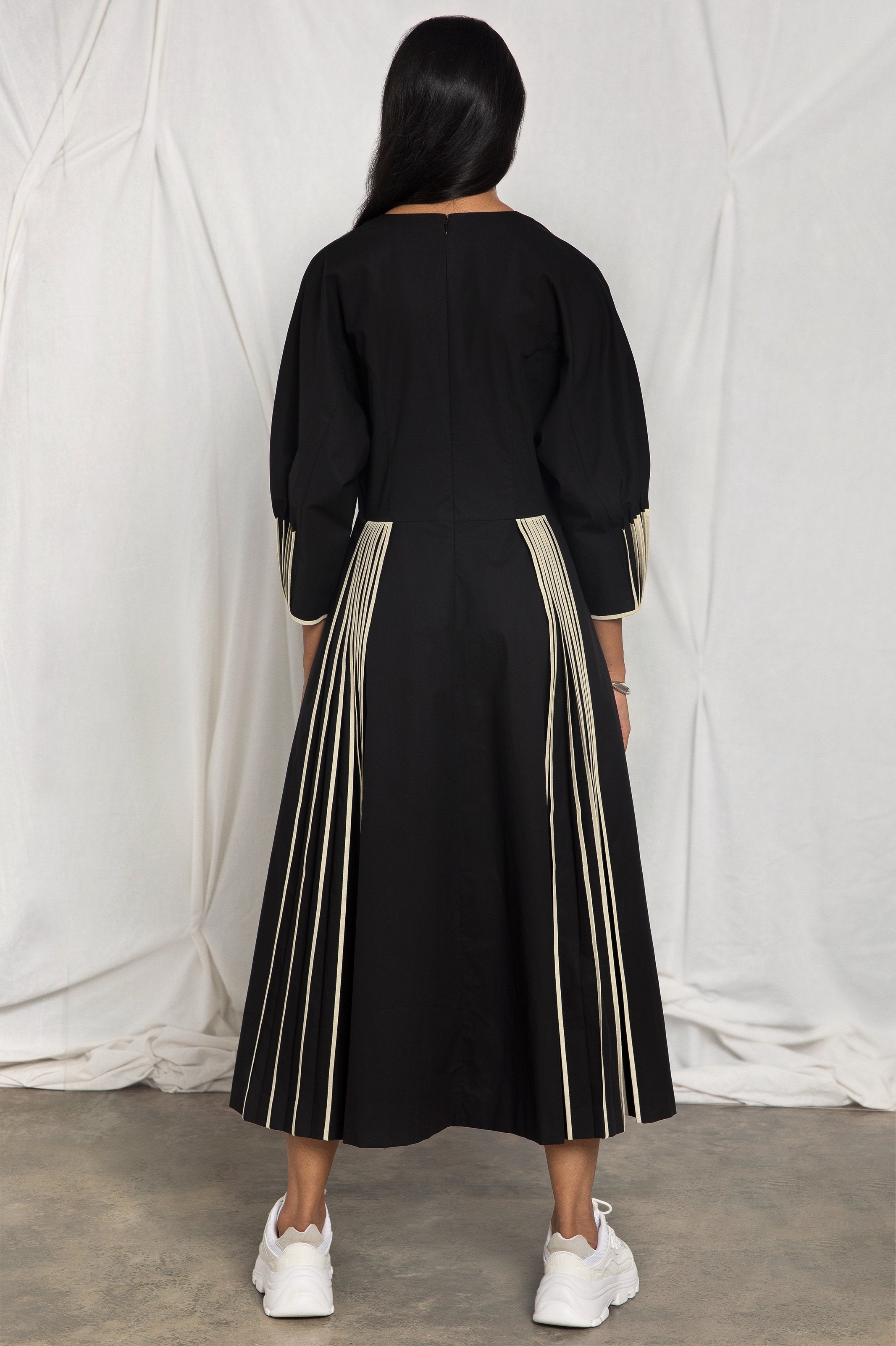 V-neck pleated dress with cuff binding