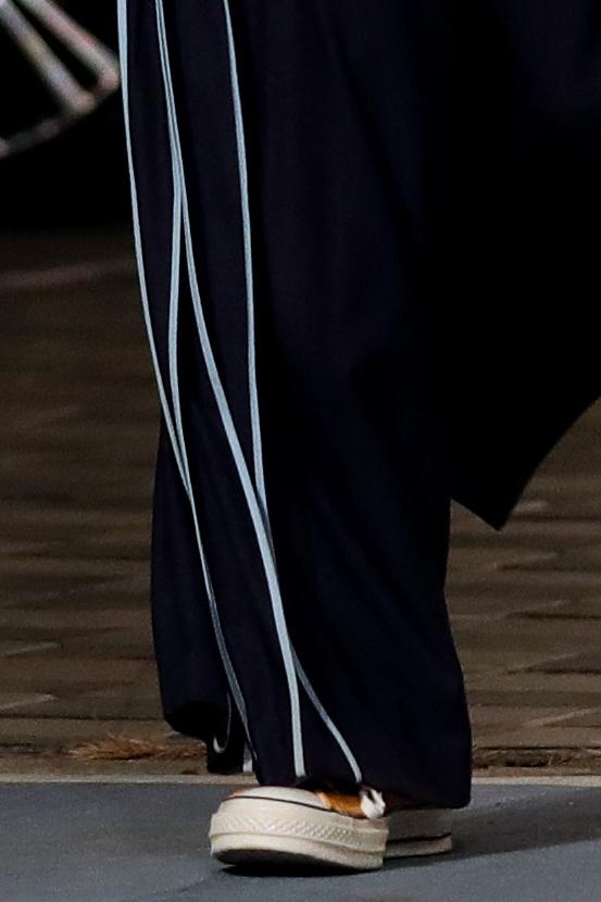 Wide-leg trousers with side pleats