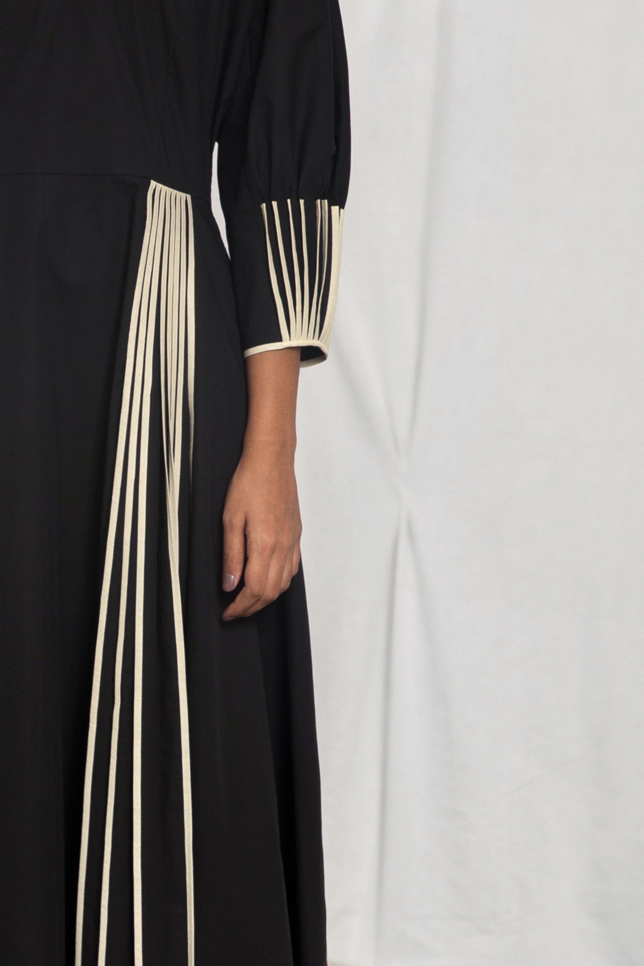 V-neck pleated dress with cuff binding