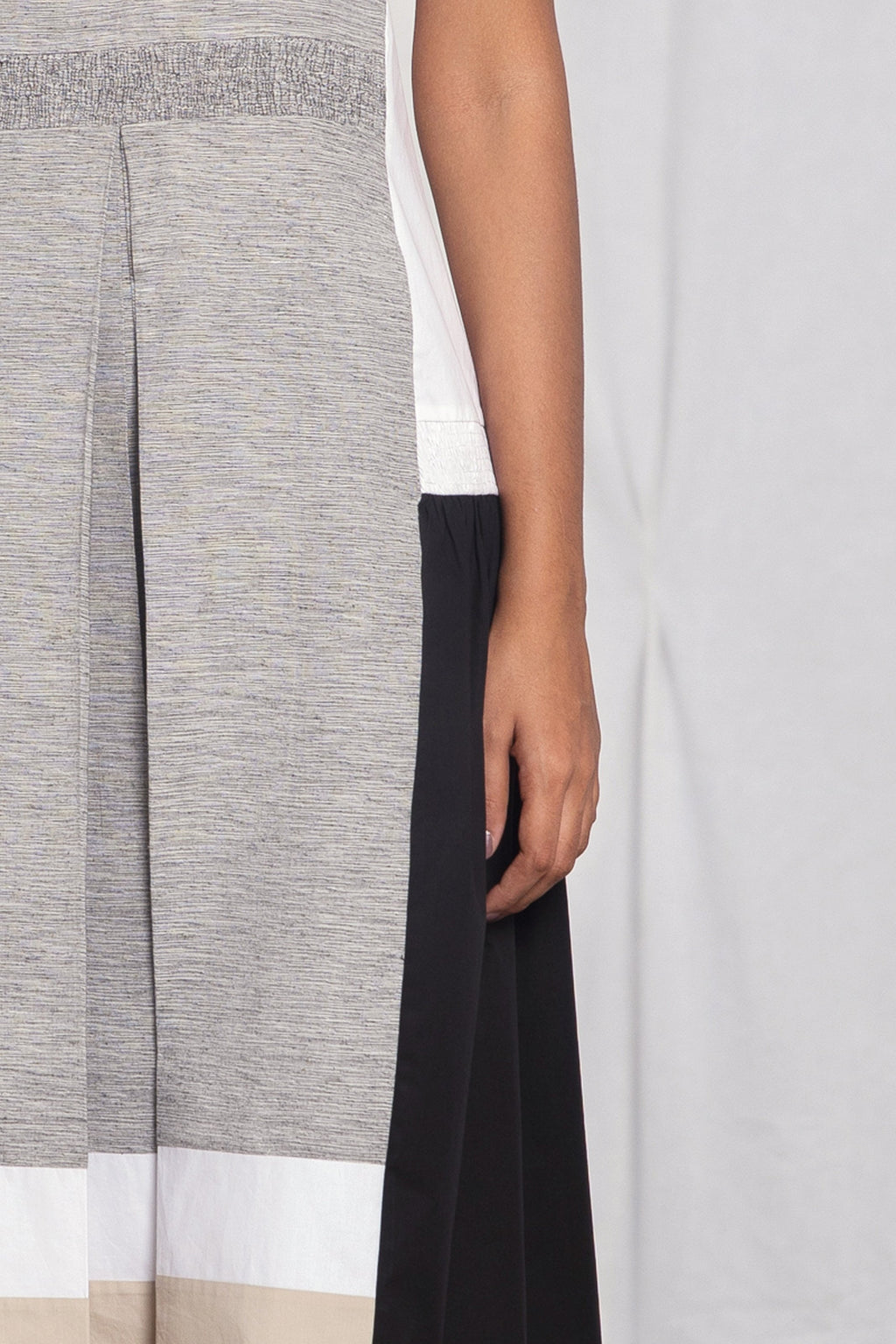 Sleeveless colour-blocked dress