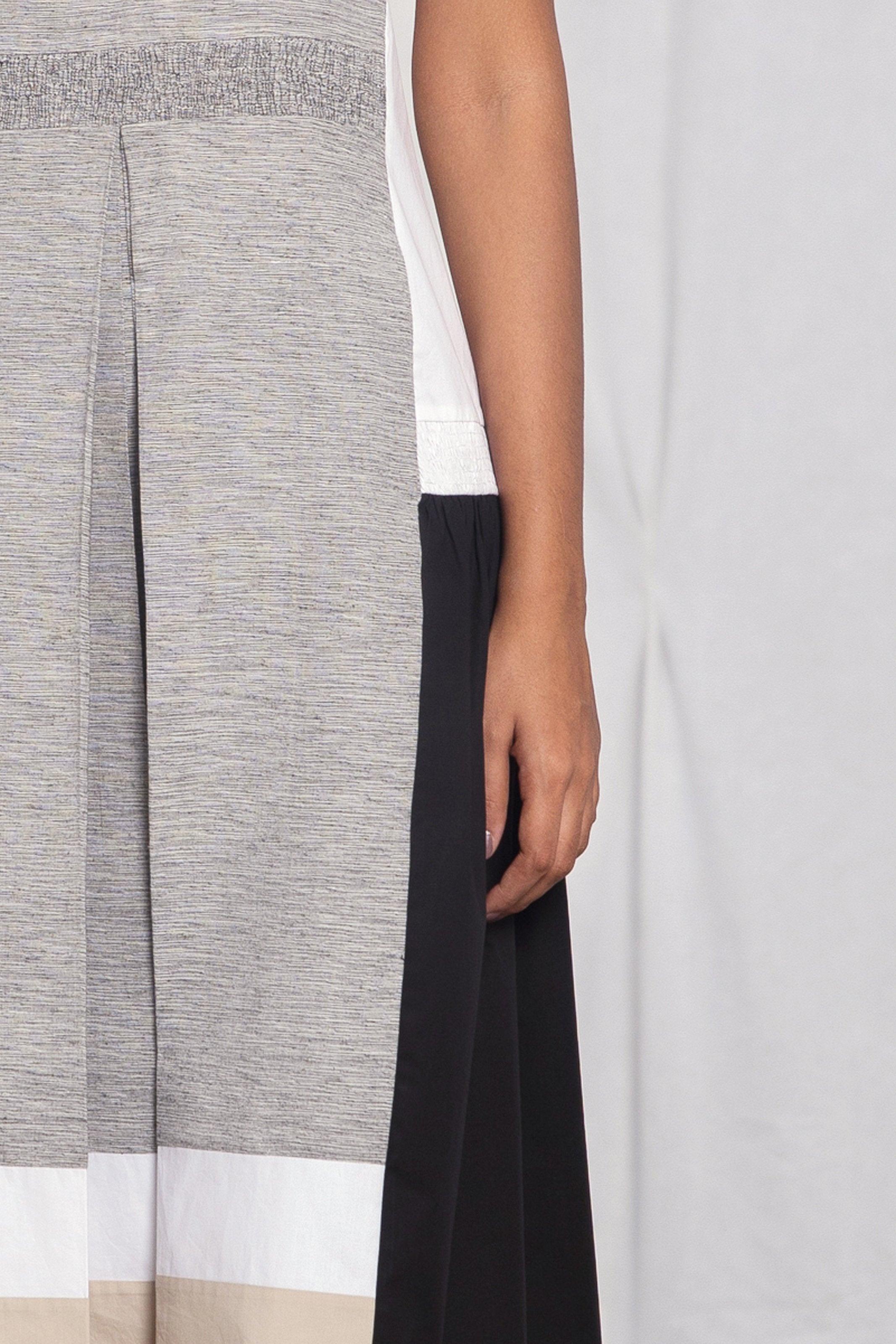 Sleeveless colour-blocked dress